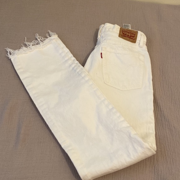 Levi's Denim - Levi's 501 Women White Straight Distressed Jeans. Size 26